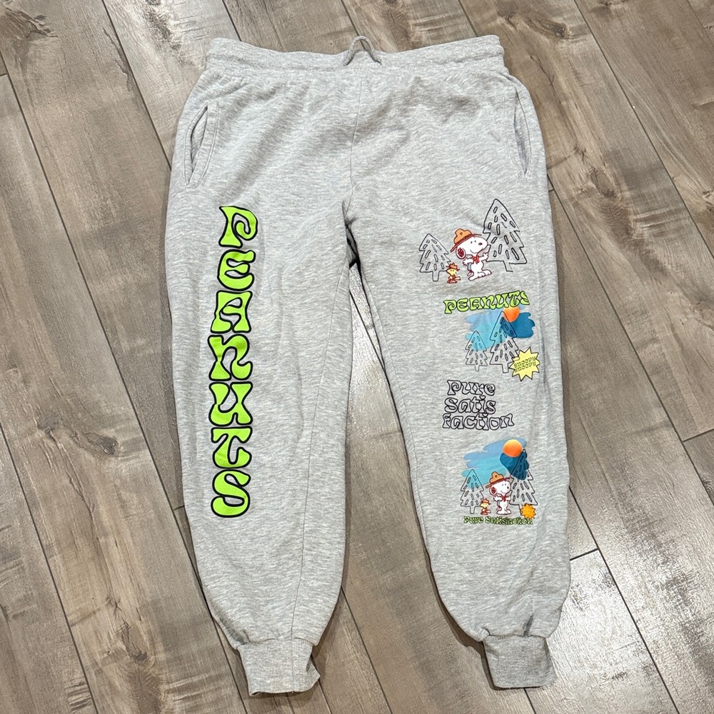 Peanuts Light Gray Joggers with Green Graphics